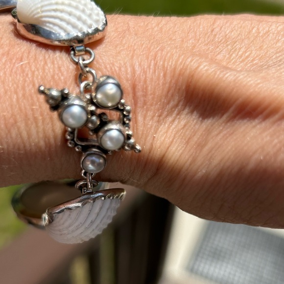 NWOT Stunningly Beautiful Shell Bracelet - Picture 5 of 5